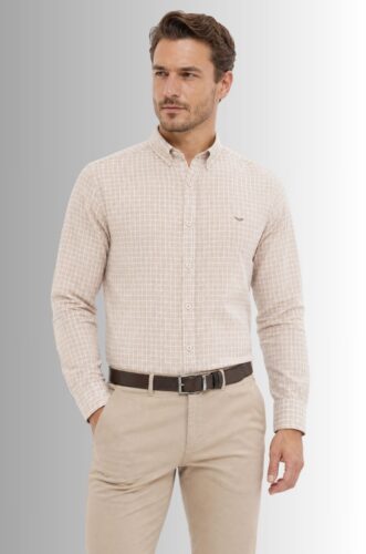 Koszula męska Linen Luxe w kratkę button-down Comfort Fit kolor beżowy przód na modelu