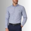 Koszula męska Linen Luxe w kratkę button-down Comfort Fit kolor niebieski na modelu przód