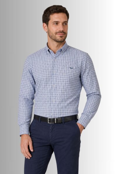 Koszula męska Linen Luxe w kratkę button-down Comfort Fit kolor niebieski na modelu przód