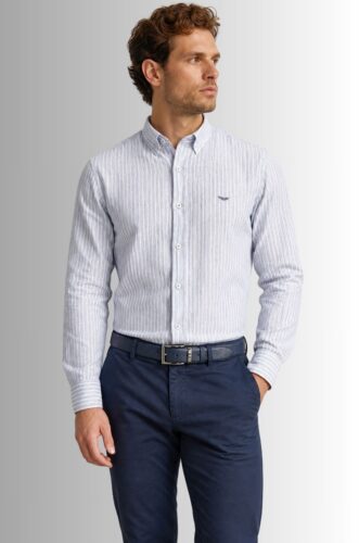 Koszula męska Linen Luxe w prążki button-down Comfort Fit kolor granatowy przód na modelu