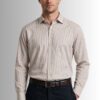 Koszula męska Monti bawełniana w prążki, dwustronna tkanina, Classic Fit kolor beżowy na modelu z paskiem skórzanym i spodnie chino front