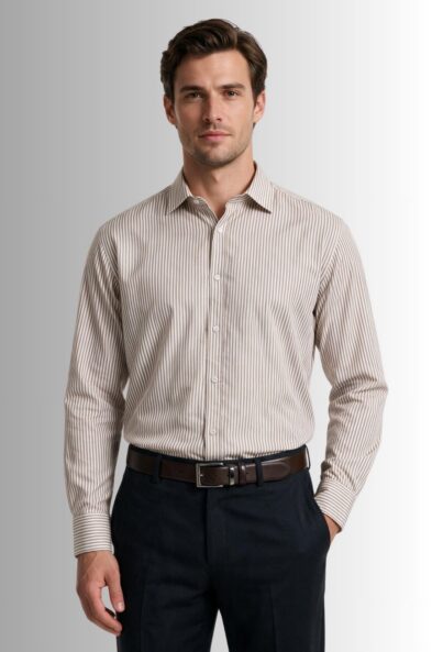 Koszula męska Monti bawełniana w prążki, dwustronna tkanina, Classic Fit kolor beżowy na modelu z paskiem skórzanym i spodnie chino front