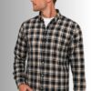 Koszula męska na zimę Fabriano, bawełniana w kratę Classic Fit kolor granatowy na modelu w czapce z daszkiem i T-shirt front