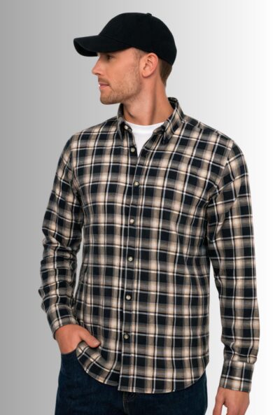 Koszula męska na zimę Fabriano, bawełniana w kratę Classic Fit kolor granatowy na modelu w czapce z daszkiem i T-shirt front