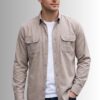 Koszula męska na zimę Grosseto, bawełniana, kieszenie na piersi, styl safari fason Classic Fit kolor beżowy na modelu biały T-shirt front