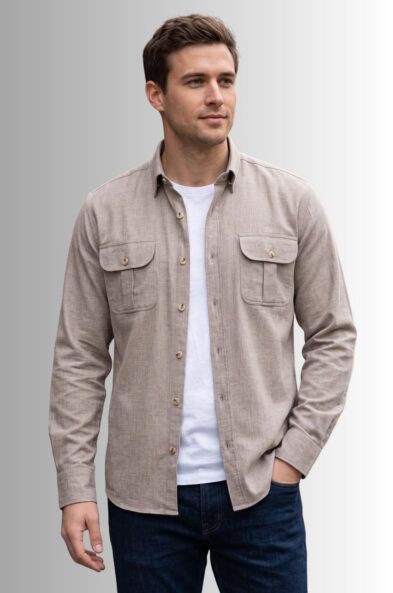 Koszula męska na zimę Grosseto, bawełniana, kieszenie na piersi, styl safari fason Classic Fit kolor beżowy na modelu biały T-shirt front